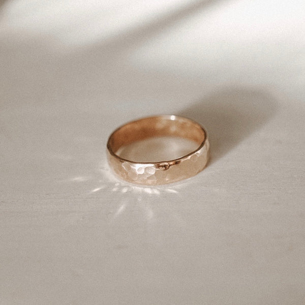 - EXTRA CHUNKY HAMMERED RING -